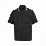 louis Vuitton 路易威登 25Ss 老花波纹提花套装短袖衬衫 采用桑蚕丝面料制成 纤维内部布满微气孔 形成天然的温控系统 使其具有良好的透气性 同时