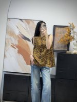 100%哑光人丝香云纱小羊上衣 黄底撞色深邃花纹如艺术画 改良中式立领提升气韵 微阔版型适配多身形 日常穿搭秒变秀场级时装单品