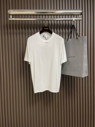 prada 2025Ss早春新款小字母Logo印花短袖T恤，面料采用丝光棉手感柔软细腻，胸前小字母Logo采用定位高温压胶再通过热转印工艺，简约Logo字母点缀