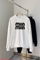 G516 Mumiu Miu 2025Ss新款 长袖 圆领 卫衣，高端版本！专柜定制面料 透气舒适度高，细节无可挑剔，品牌元素设计理念，体现高品质。手感细腻柔软