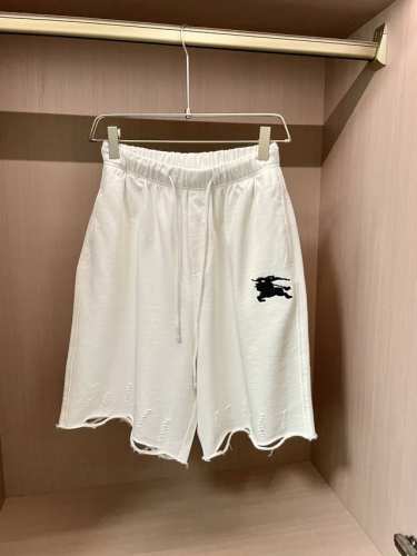 bur 巴宝莉短裤，将慵懒与时尚完美融合。抽绳设计的腰头，自在随性，轻松适配各种休闲时刻。标志性的品牌骑士图案，低调又醒目，彰显独特品味。裤边处不经意的破洞，像