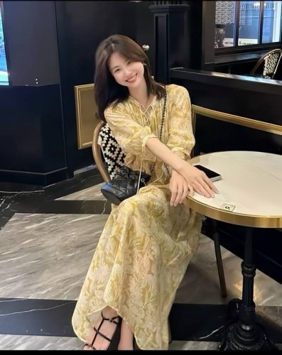 爆款推荐 复古晕染油画印花亚麻连衣裙，宽松版型随性自在，层叠裙摆增添灵动。面料轻盈，营造出休闲惬意的度假氛围，适合夏日出游等场合，尽显慵懒随性之美 Smlxl