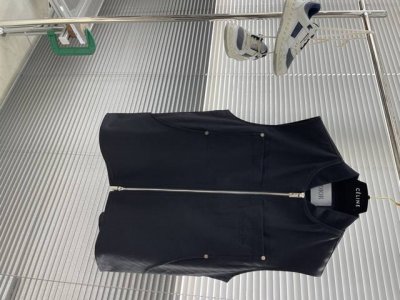 Dio 2025Ss早春新品无袖马甲 金属拉链划破寂静 暗藏双口袋机能美学 金属扣装饰切割出线条 金属拉链开合间完成与的身份切换 900T防泼水高密面料 刻字定