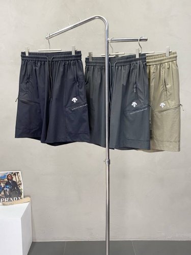 Descente迪桑特独家专供新款休闲短裤 高端版本！专柜定制面料 透气舒适度高，细节无可挑剔，品牌元素设计理念，体现高品质。手感细腻柔软！呈现休闲裁剪，上身版