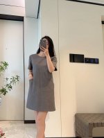 theory夏季新款 通勤优选 极简立体裁剪修身灰色连衣裙 这款的设计重点在展现女性造型线条，强调了女性凹凸有致、形体柔美的曲线，腰部立体的裁剪，上身效果如定制