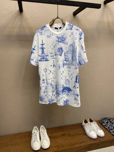 lv、遛狗印花T恤 面料采用全棉单面珠地布，克重220G，面纱采用80S双股+底纱60S单股紧密赛络纺纱线，大货面料订染无荧光白色半漂印花底布，采用32S双纱恒