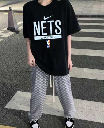 nba X Nike 耐克Nets篮网队篮球训练服短袖半袖T恤 - 采用230G双纱100%精梳纯棉面料 - 螺纹定织定染无色差 采用过肩拉条工艺 百洗不变形
