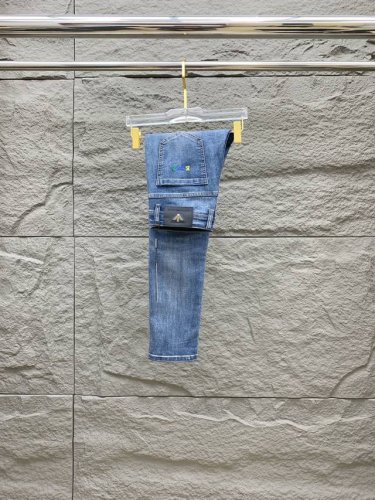 阿玛尼 新品 高端独家发售 25Ss四季款超燃炸街系列之最牛仔裤 独家隆重推出 原版定制高端品质面料 定制五金版型修身剪裁 面料带弹力 微弹上身舒适度超高 必爆