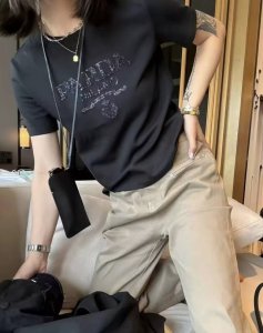 pra普家 专柜款 高版本 胸前刺绣亮片字母Logo图案圆领丝光棉短袖T恤 三标齐全 三色 码数S M L Xl 现货发 M码胸围94衣长60