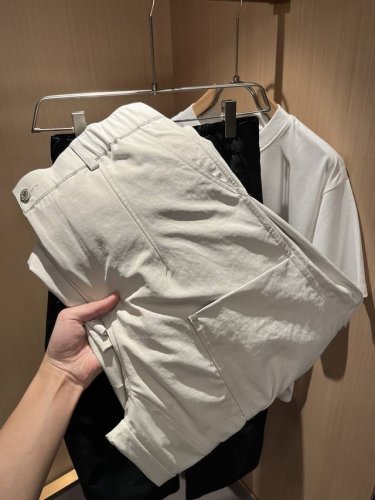 马吉拉 Maison Margiel 2025春夏新款男女同款休闲裤，专柜同步发售！定制专属聚酯纤维面料，裤腿字母Logo压胶设计！简约大方，从容百搭，档次极高