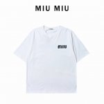 Miumiu 2025春夏款 经典字母个性Logo短袖T恤 定制双纱平纹纯棉280克面料 短袖T恤 男女同款 颜色： 黑色 白色 003 尺码： S-Xxl