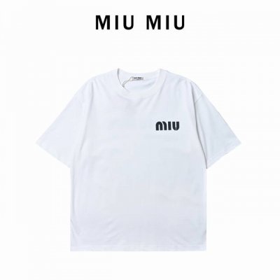 Miumiu 2025春夏款 经典字母个性Logo短袖T恤 定制双纱平纹纯棉280克面料 短袖T恤 男女同款 颜色： 黑色 白色 003 尺码： S-Xxl