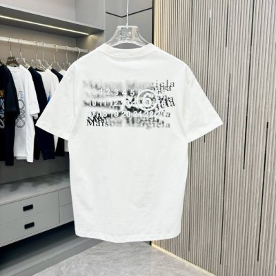 Mm6 玛吉拉 25Fw春夏新款圆领T恤 采用重磅320G双纱精梳棉材质 上身立体感强 采用重磅洗水工艺搭配网点印花搭配万针刺绣工艺 洗涤方式：面料仅限干洗或洗