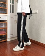上新！ 高品质！迪奥 Dior春季新款条纹字母织带情侣款长裤！宽松版型！ 采用400克高端活性黑双面面料！上身立体有型 不褶皱！ 颜色：活性黑 尺码：M L X
