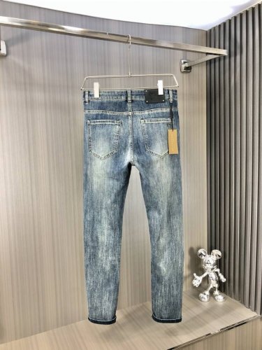 Burberry 巴宝莉 2025春夏最新推出男士牛仔裤新品 重工水洗牛仔面料 定制面料和一般牛仔布料比起来 更加柔软舒适 超重工洗水工艺 双工艺洗水 整条裤子