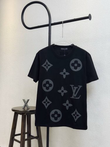 款号Xb84 lv经典Logo满印发泡印花圆领短袖 情侣同款 全套包装 三标齐全 区别市场通货 随意对比 纯棉280克高克重32支双纱 不起球 不褪色 舒适透气