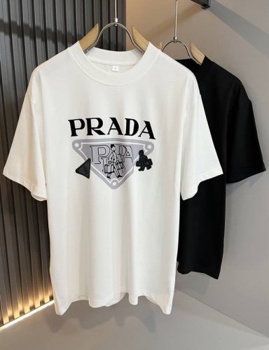 prad*A普*达2025春夏新款男女同款短袖T恤，最新款全网独家首上！！~既经典有时尚百搭，谁不爱啊，将经典再次展现，非常的耐看，自带低奢光环与辨识度！pr*