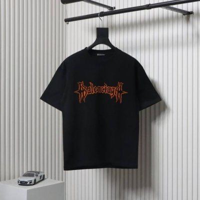 balenciaga 巴黎世家 25Ss 梵文字母植绒印花短袖面料采用定制240G 26支特滑双股精棉平纹高密无尘全棉布料。前幅高密度加厚，走线平整，代工品质，