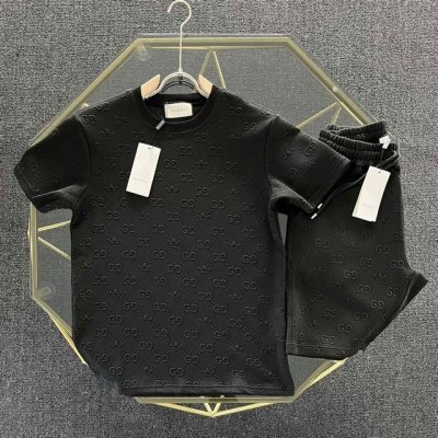 高品质套装 Gucciadidas 古驰阿迪联名款凹凸提花套装， 定制提花工艺，整件套装满印品标Logo，很显质感！辨识度很高，裤子做了抽绳的设计，方便调节，内