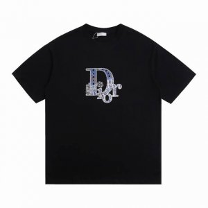 上新 本地最 dior迪奥新款胸前渐变色字母硅胶烫短袖 多样的花朵为Dior标识上衣赋予挚爱浓情 宽松版型显瘦包容性极好 圆领设计修饰了脖颈线条 胸前的立体刺绣