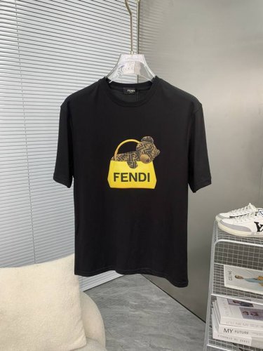 Fendi芬迪 2025Ss春夏最新款短袖T恤出货啦！！ 2025新款T恤 高版本专用面料 高克重纯棉丝光面料 上身舒适不失挺阔 针脚刺绣工艺、数字印花、植绒工