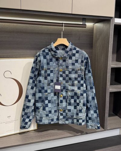 Louis Vuitton 路易 威登 25Fw 限定款棋盘格刺绣提花牛仔夹克外套 路易威登 25Fw 新款Logo刺绣棋盘格牛仔夹克外套！这可真是时尚界的王炸