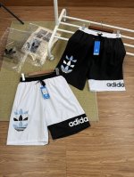 2025新款阿迪达斯三叶草短裤 这条阿迪达斯短裤，简约又不失个性。经典的黑白配色，永不过时。标志性三叶草图案，彰显品牌魅力，走在街上就是吸睛焦点。 舒适面料，透