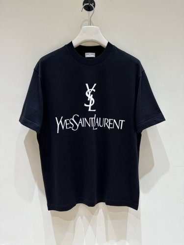 新品 T9- Ysl家族男士时装款纯棉圆领短袖T恤，贸易公司洋行货，25年春夏新品，属于明星级Top人气的一款单品！ 该款单品整体的设计风格延续了Ysl家族一贯