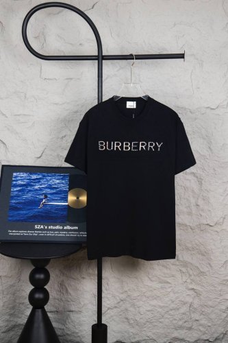 款号 M102 Burberry巴宝莉2025新款 格子字母 微标重叠印花棉质宽松短袖T恤衫 个性伦敦微标重叠印标 情侣款百搭纯棉短袖T恤 bur王牌渠道 秒杀