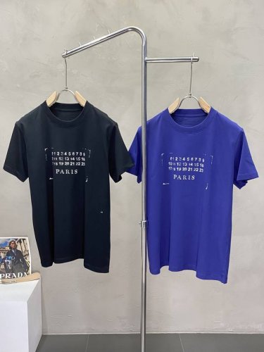 Madison Margiela梅森马吉拉独家专供最新时尚短袖。经典设计感与颜值爆棚的短袖 品质更是无法挑剔品控可以直接入手，不容过错的高端臻品！通过细节图片便