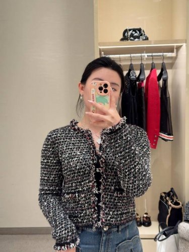Chane* 24B秋冬新款 黑色钻扣亮片花呢针织开衫小外套丨独家Yb开发 高版出品 这款绝对是秋冬必入的单品真的太好穿了 自带显瘦属性 时髦又随意 轻松搭配出