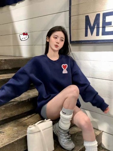 特价 不退换 新款爱心刺绣藏蓝色圆领卫衣 这个颜色好显白呀～太温柔了 完全拿捏衬肤色的秘诀 随便穿都时髦的要命 搭配爱心毛巾刺绣清冷高级感十足～ 纯棉380G内