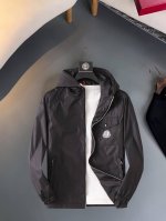 P220 蒙口Moncler 高品质2025春季男士夹克外套官网同步秉承着一贯的爆款经典夹克版型打造，采用独家进口面料打造而成，防风防水的性能无需多言，面料表面