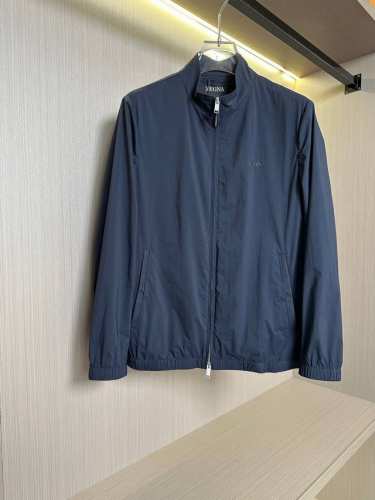 小立领外套 Zegna 25Ss轻薄外套系列男士衣橱的必备之选！ 衬衫采用立体修身剪裁，轻松勾勒出挺拔身姿，干净利落 经典小立领设计，展现出颈部线条修长美感，凸