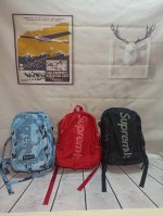 xy潮包上新，调价P80 款号：2208款 产品名称：Supreme双肩包20Ss大容量网格新款大学生背包情侣网红百搭书包潮 颜色：蓝色、红色、黑色 材质：防水