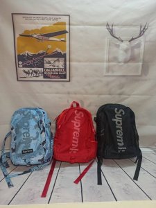 xy潮包上新，调价P80 款号：2208款 产品名称：Supreme双肩包20Ss大容量网格新款大学生背包情侣网红百搭书包潮 颜色：蓝色、红色、黑色 材质：防水