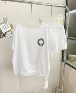 品名 Chro* Hearts 克罗纸片人斜肩短裤套装 尺码 M.L 颜色 白色 懒人天菜 克罗真的超级好搭配 白T直接搭配白色短裤真的超辣超好看 不规矩的衣领