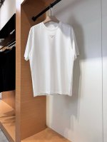 prada普拉达 2025春夏新款首发专柜最新款短袖圆领T恤 高端订制 品牌Logo设计 高端定制丝光云朵棉面料.手感柔软.穿着舒适.专柜级别精致车线.做工精细