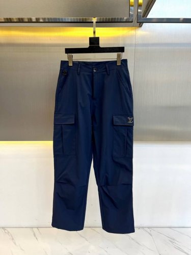 LV 25S新品低调男士工装裤 面料给满分 高密度斜纹面料手感无敌顺滑 一条有逼格的裤子 可遇不可求 千万不要错过 上身效果超棒 今年最期待的一款短裤 价格p虽