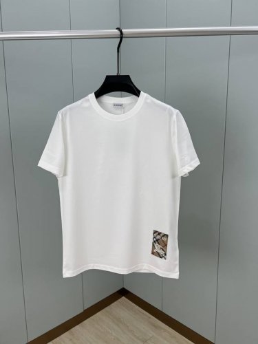 Burberry 25春夏新品格纹标签贴花短袖T恤 正面下脚侧边饰牌贴花巧妙融合精纺Burberry 格纹 品牌徽标和马术骑士徽标 创意重释品牌标志性设计 采用