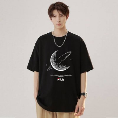 上新 Fila 斐乐限定印花短袖T恤，男女同款，小红书 Ins 爆火， 男女上身效果都超级Nice，采用260G精梳纯棉面料 上身柔软舒适 定制螺纹领口 ，版型