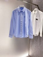 ami~条纹爱心标识刺绣长袖衬衫。 代工厂p出品。 选自高支高密精纺府绸棉 触感柔滑，丝般细腻，着身舒爽透气。 经典的白色配浅蓝条纹衬衫增添精细质感。 胸前刺绣
