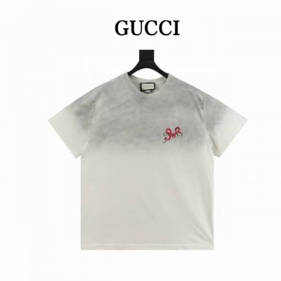 gucci 古驰 水洗蛇年限定印花圆领T恤 定制高克重 针织棉面料精心制作，手感特别的扎实，质感拉满，松软细腻上身舒适，优越的吸湿排汗性能，不闷热！胸前草写Lo