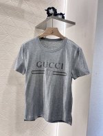 P170Gucc*2025新品上架 重工印花 定制Yb原生全棉材质 透气舒适 质感十足 修身短袖T恤裁剪 凸显品牌格调 采用克重纯棉制成 垂坠感十足 呈现显瘦视