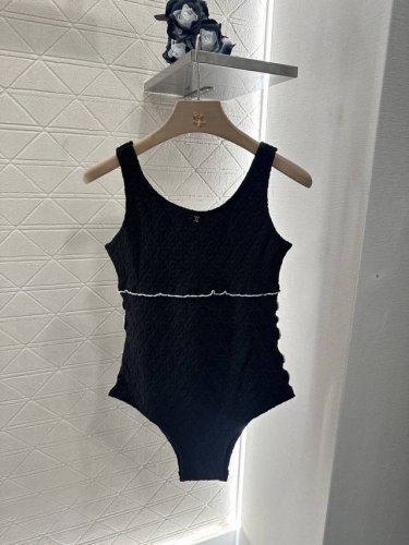 chane*2025新品上架 立体提花泳衣 定制Yb进口材质 提花工艺处理 呈现立体凹凸双C肌理 柔软舒适 圆领泳衣裁剪 黑白撞色勾勒胸下腰侧的木耳花边轮廓线