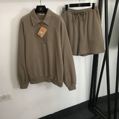 款号0103 Miumi*新款学院风套装，刺绣字母贴布polo领长袖上衣+休闲短裤，灰色，Sml， M码；胸围112，袖长79，衣长67；腰围72弹力，长47