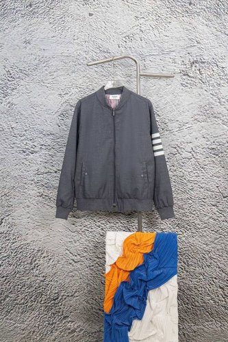 款号：Y131 Tb汤姆布朗行政版西服外套情侣百搭 百分百棉西装型舒适面料 全方位定制门禁拉链 口袋纽扣 织带 定制包装 三标齐全 经典四条杠区分普通印花 内里