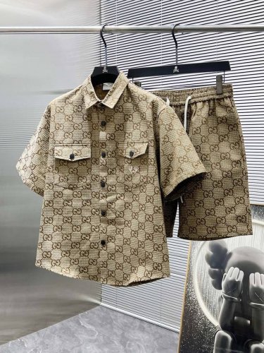 古奇 Gucci 2025Ss春夏新款 休闲 短袖 短裤裤 套装，高端版本！专柜定制面料 透气舒适度高，细节无可挑剔，品牌元素设计理念，体现高品质。手感细腻柔软