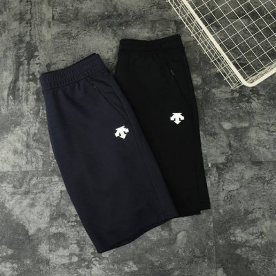 迪桑特纯棉短裤 为运动而生！“高颜迪桑特短裤 可供面料！柔软舒适 ，上身舒适透气！排汗速干，功能强大！专柜同步更新的款式！！立体修身裁剪，版型超级赞！！！裤子口
