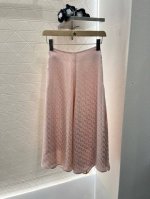Fend*2025新品上架 提花衬衣长裙套装 定制Yb进口提花材质 亲肤舒适 光泽高级 提花翻领衬衣抽绳大摆伞裙套装 垂坠感极强上身松弛而时髦 通体以肉粉为底色